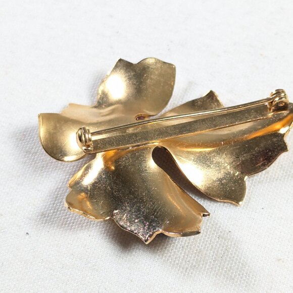 Gold tone metal leaf brooch with blue and pink stones - Picture 2 of 6